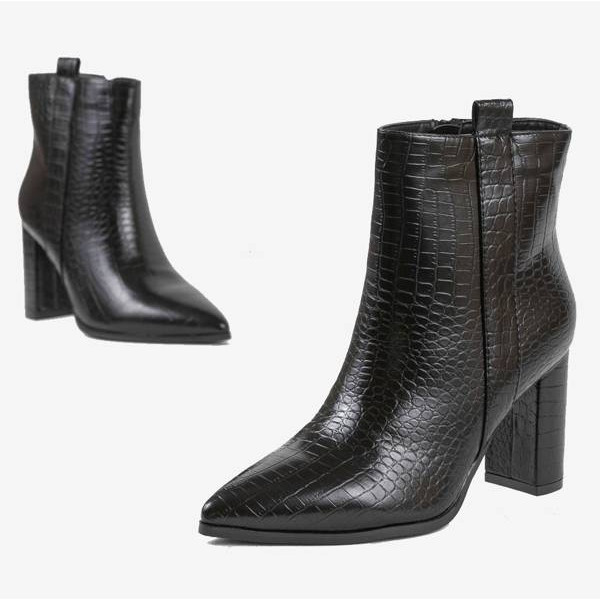 Black ankle boots on the Zahara post 1