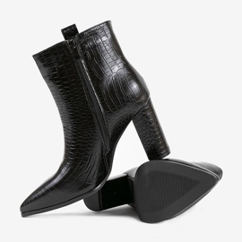 Black ankle boots on the Zahara post 2