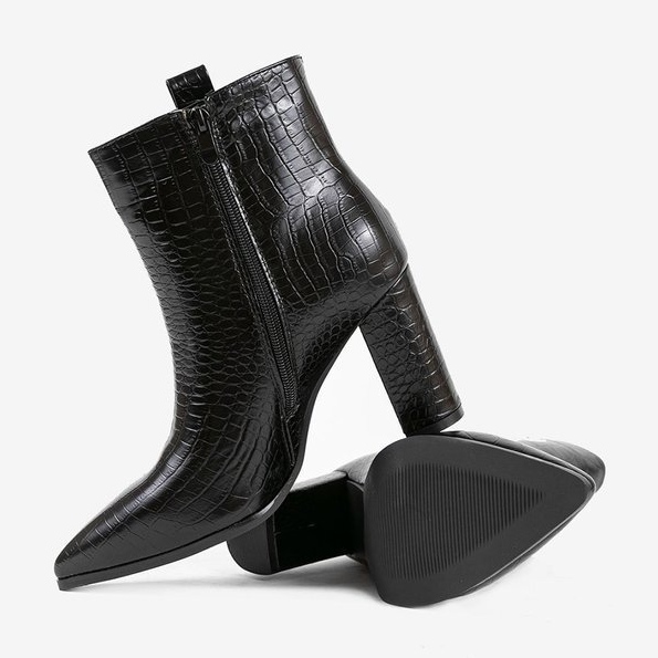 Black ankle boots on the Zahara post 2