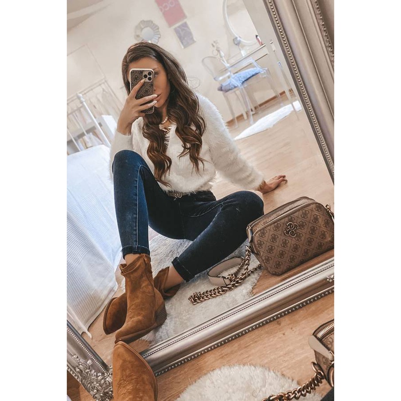 Camel cowboy boots on the Bowi Bowi post brown 1