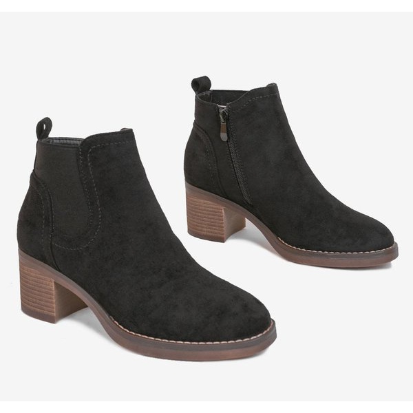 Black ankle boots on the Hanah post 1