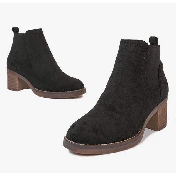 Black ankle boots on the Hanah post 2