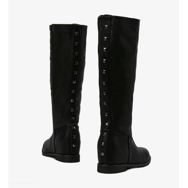 Black boots on a covered Heis wedge 1