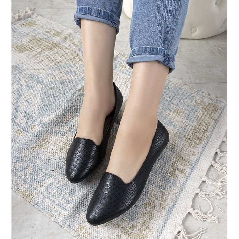 Black ballerinas in Aupra's crocodile skin pattern 1