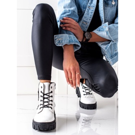 TRENDI White Knotted Workers On The Platform 1