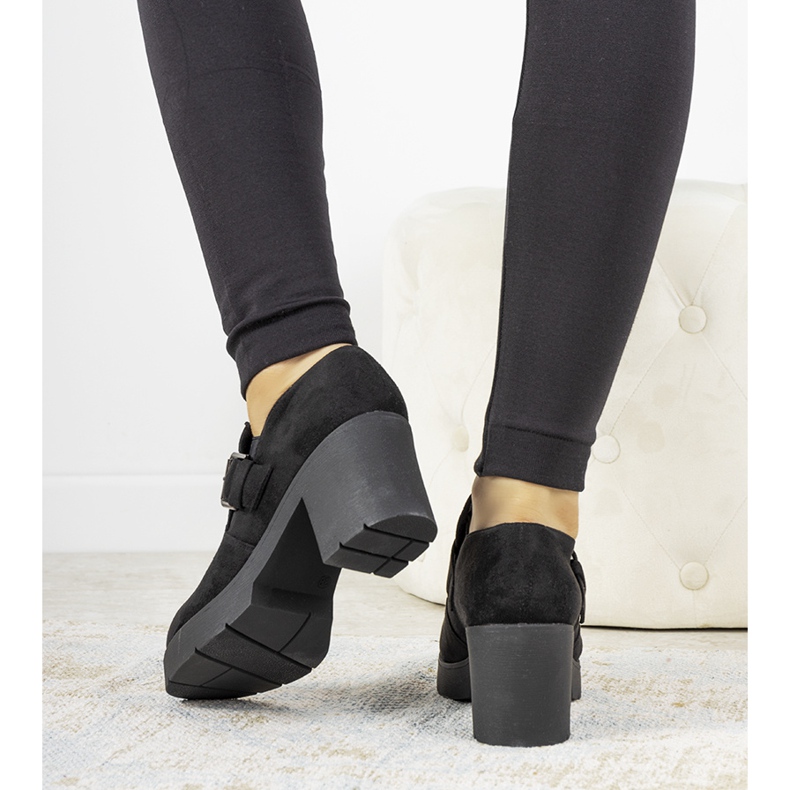 Black shoes on the post of Leonie 1