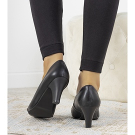 Black pumps on the Molina post 1