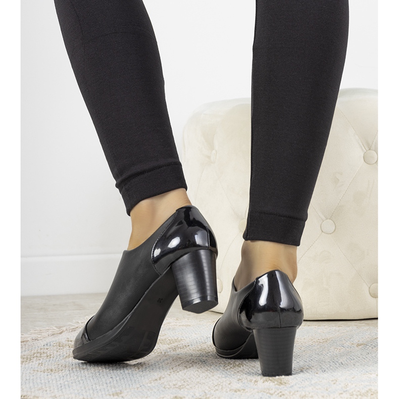 Black shoes on the post of Villareal 1