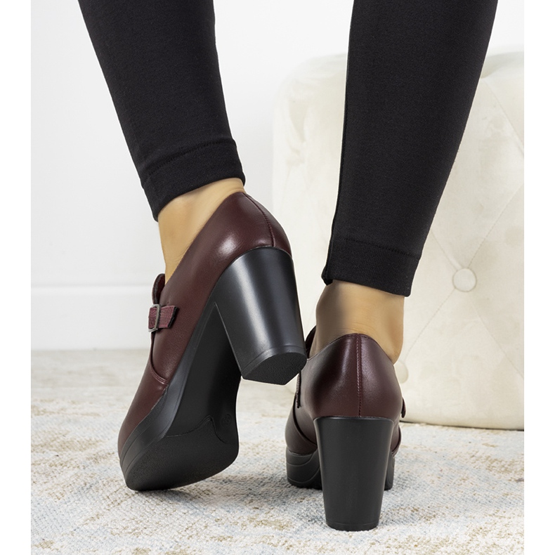 Maroon brogues on the Hersilia post red 1