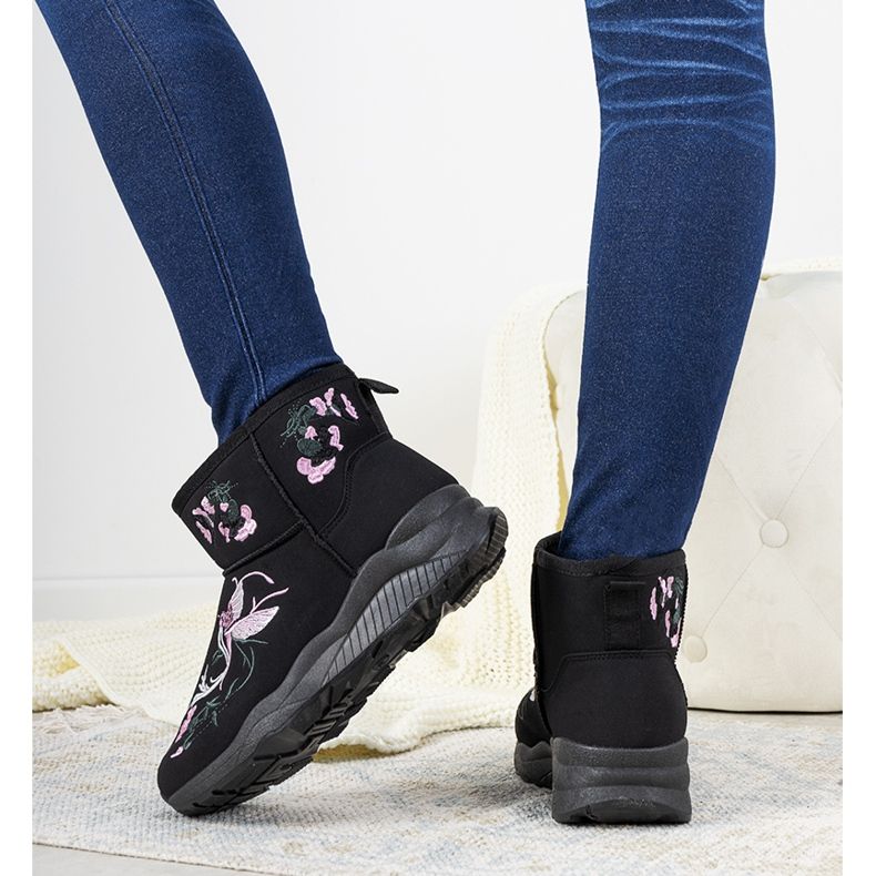 Black snow boots with Jamil embroidery 1