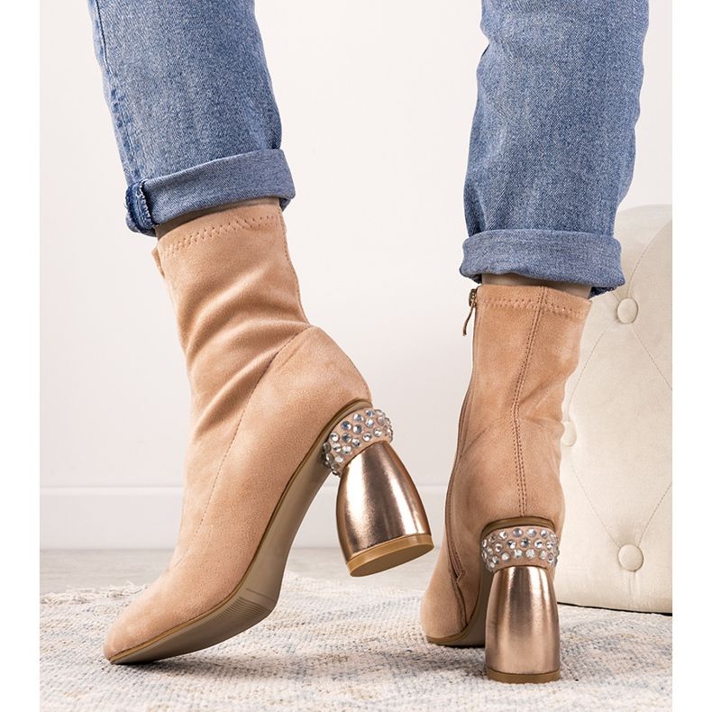 Pink boots on a decorative Bazin post 1