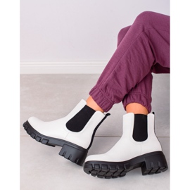 Goodin Chelsea boots on the platform white 1