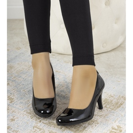 Black lacquer pumps on the Zamora pillar 1
