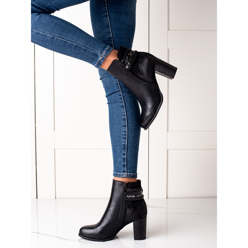 Erynn Stylish boots on a post black 1