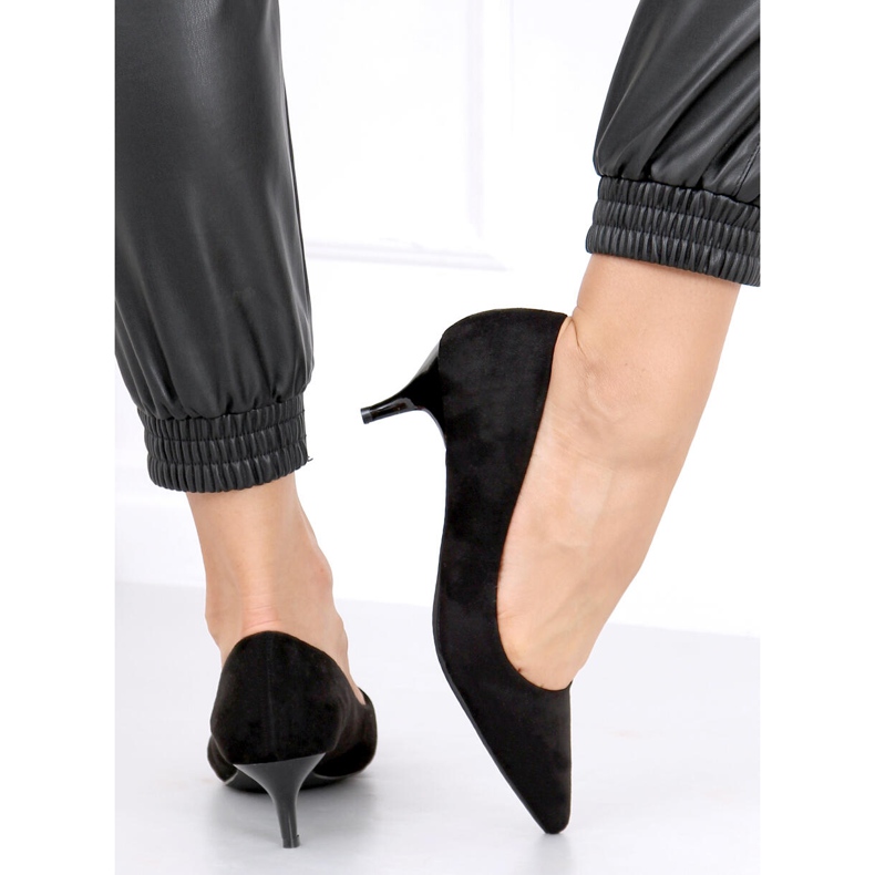 Pumps on a low heel Ann Black 1