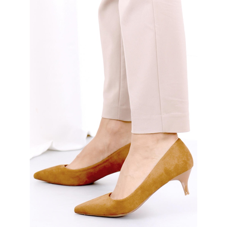 Pumps on a low heel Ann Camel brown 1