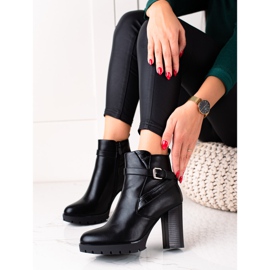Bestelle Black Boots On A High Post 1