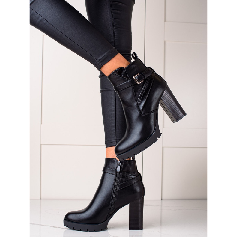 Bestelle Black Boots On A High Post 2