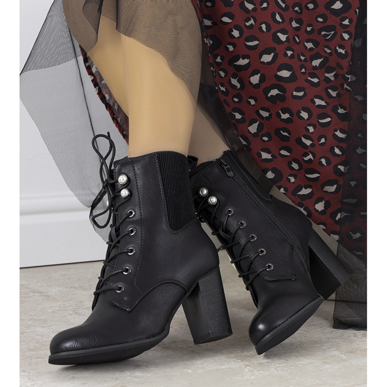 Black ankle boots on the Vedette post 1