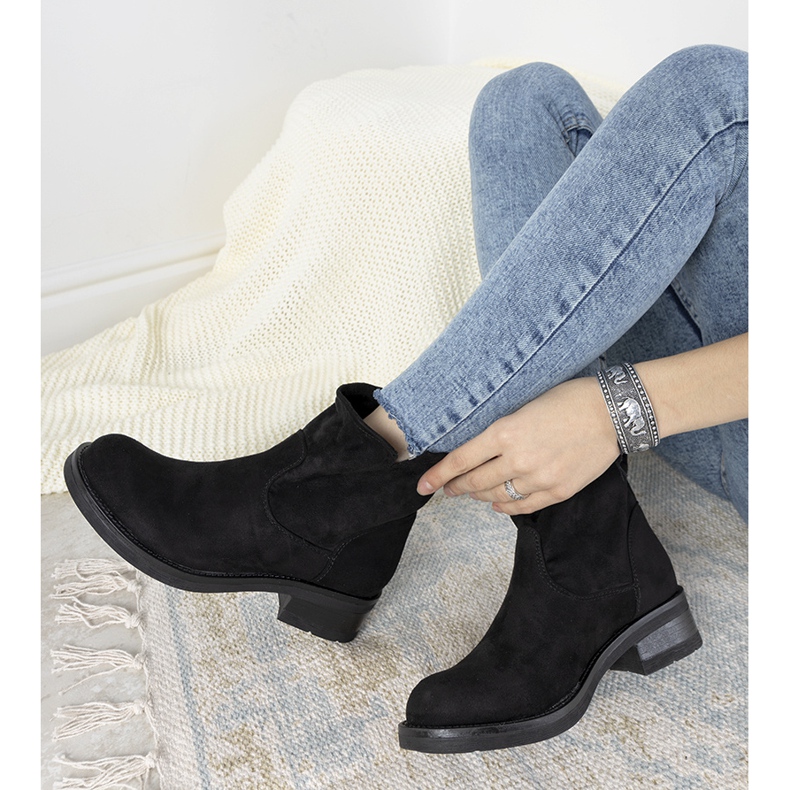 Black flat-heeled boots from Orva 1