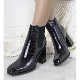 Black boots in the Auclair crocodile skin pattern 1