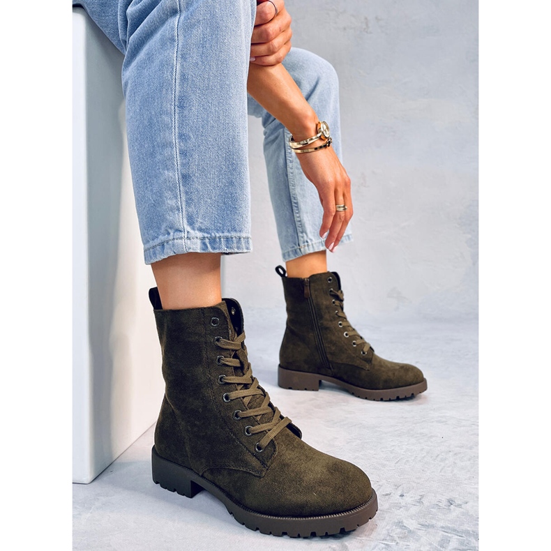 Lace-up workers by Bente Green 1