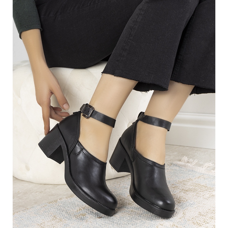 Black shoes on the post of Christiane 1