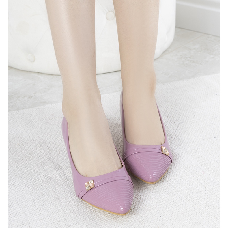 Purple pumps on Molly's low heel 1
