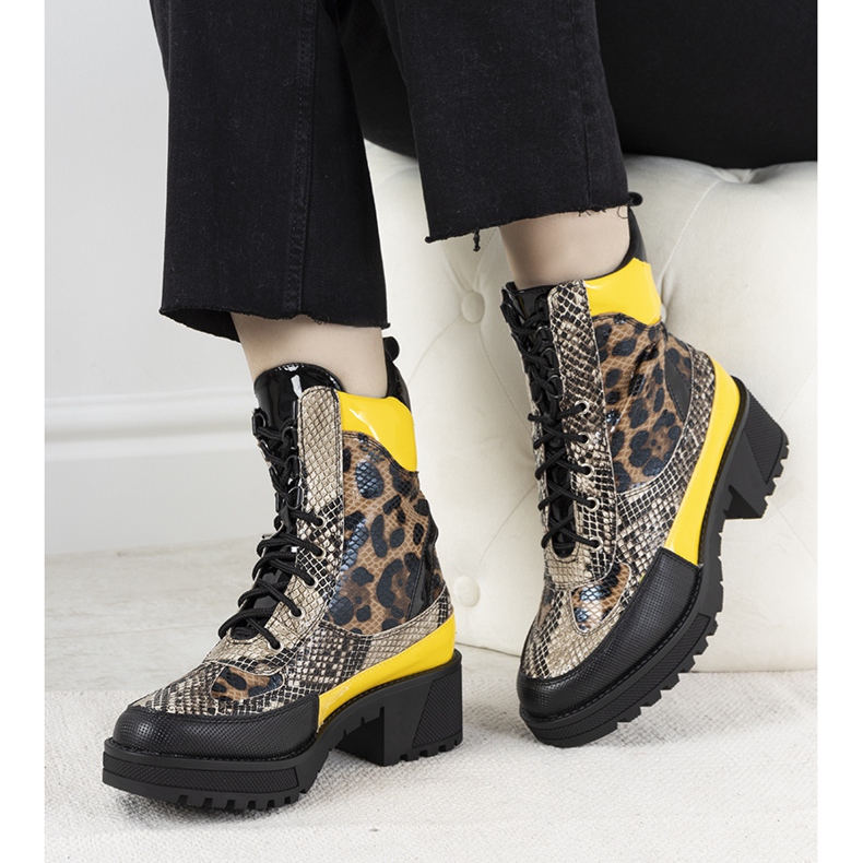 Black trappers in the animal motif of Felis 1