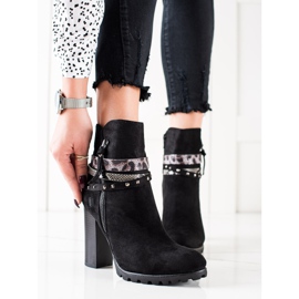 TRENDI Black Boots With Decorative Stripes 1