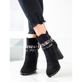 TRENDI Black Boots With Decorative Stripes 2