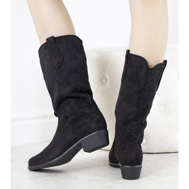 Black boots on the LuckyShoes post 1