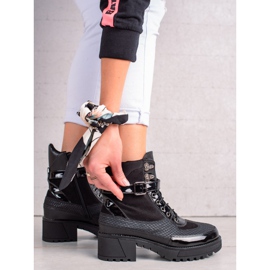 Queen Vivi Stylish Black Workers 2