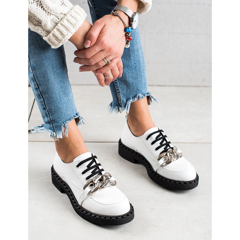 TRENDI Fashionable white shoes 1