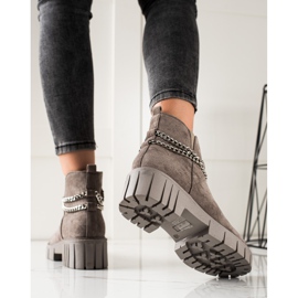 Goodin Boots On The Platform With A Chain beige 1