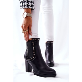 PG1 Boots On A Post With Black Wissey Jets 1