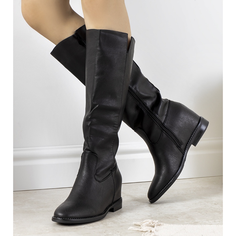 Black boots on the Rosamonde wedge 2