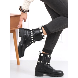 Gabo Black pearl workers 1