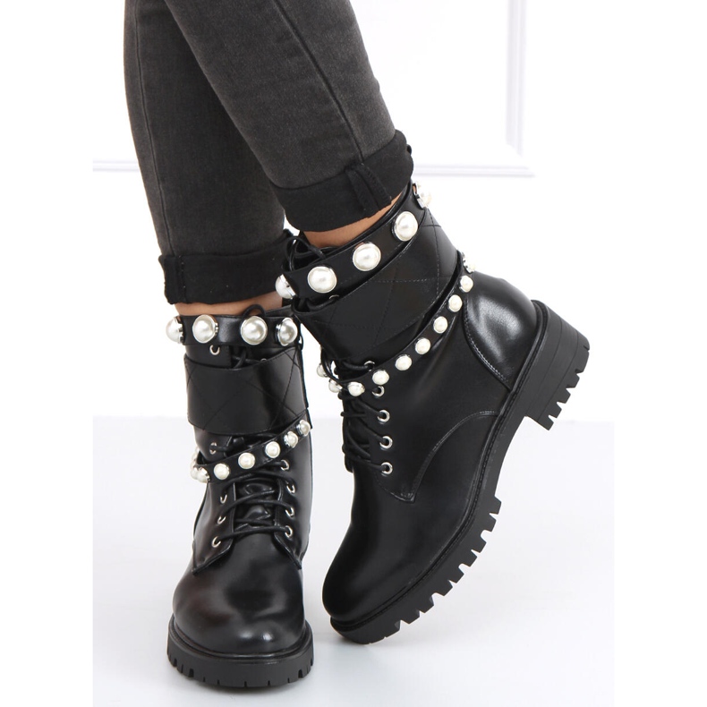 Gabo Black pearl workers 2