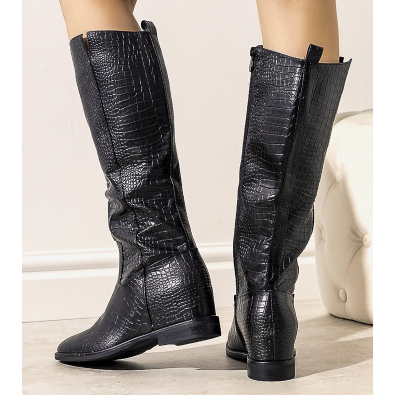 Black boots in the Daoust crocodile skin pattern 1