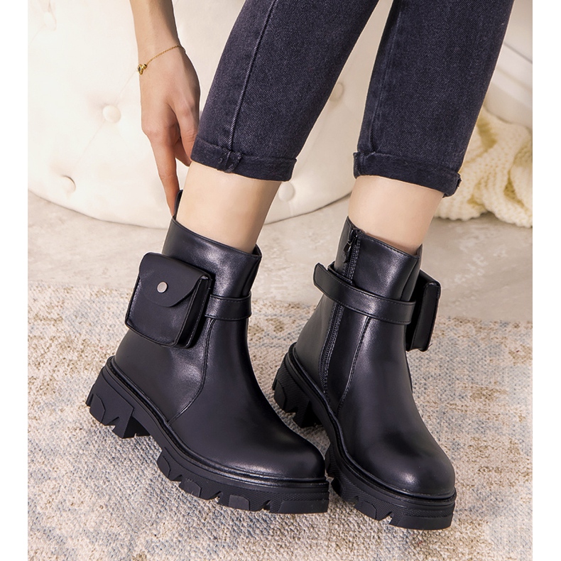 Black insulated boots with a Millikin sachet 1