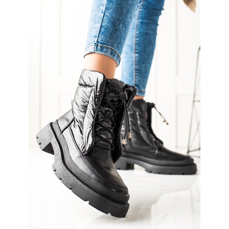 Small Swan Black Snow Boots On The Platform 1