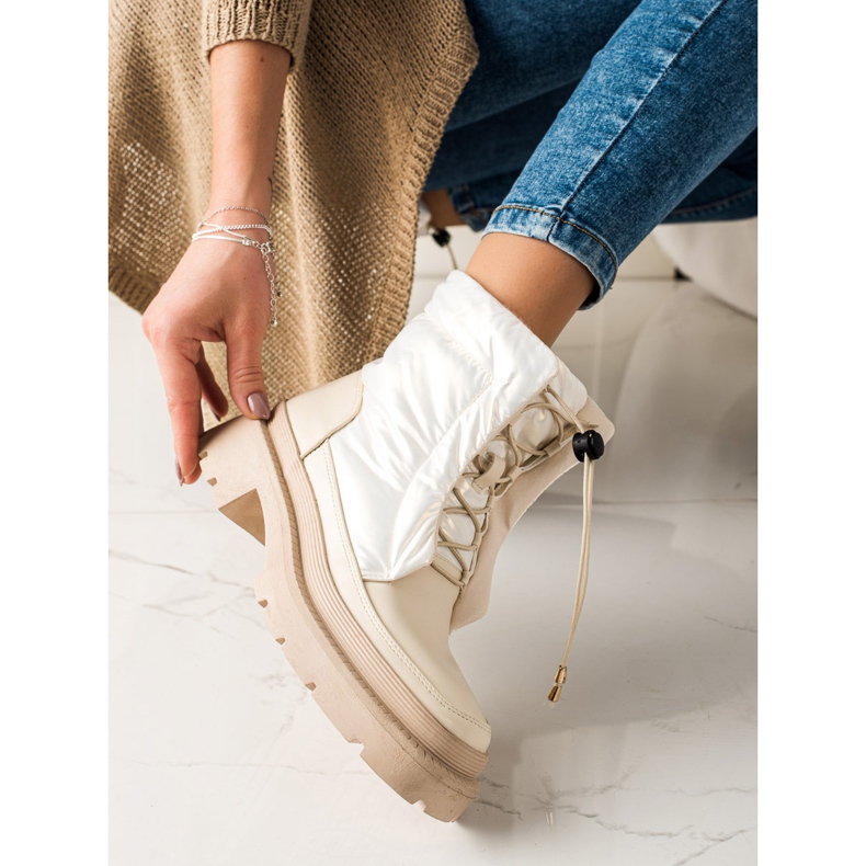 Small Swan Beige Snow Boots On The Platform 1