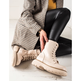 TRENDI Beige bags on the platform 1