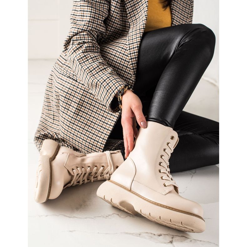 TRENDI Beige bags on the platform 1
