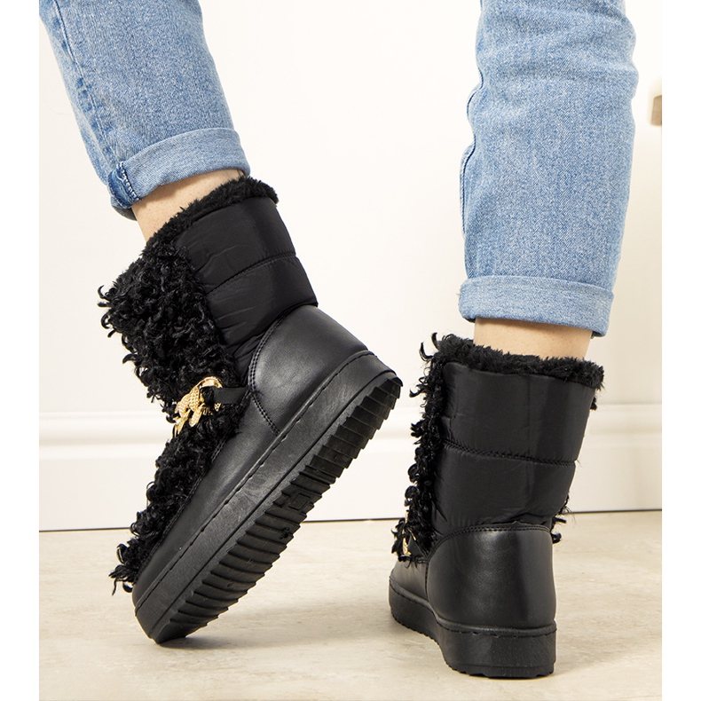 Black snow boots with fur from Montmina 1