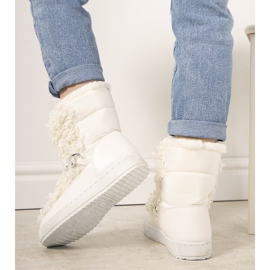 White snow boots with fur from Montmina 1