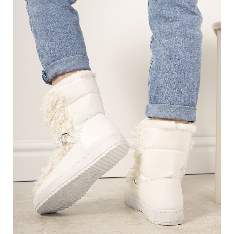 White snow boots with fur from Montmina 1