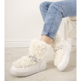 White snow boots with fur from Montmina 2