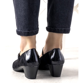 Black pumps on a pillar with a varnished Dessert toe 1